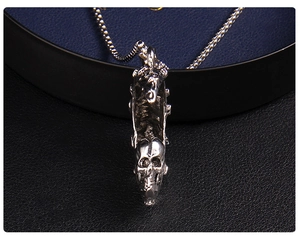 Gros plan du pendentif crâne gothique en argent avec détails gravés et chaîne maille box