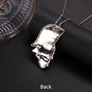 Vue arrière du collier crâne gothique en acier inoxydable argenté avec texture métal