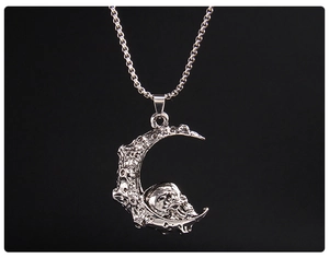 Vue détaillée du pendentif gothique lune et crâne avec texture métallique et chaîne