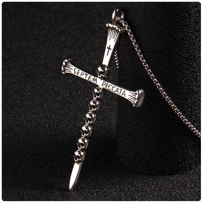 Nahaufnahme der gotischen Kreuzkette mit Septem Peccata Gravur und Totenkopf-Details
