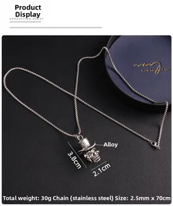 Détail du pendentif tête de mort avec chapeau sur chaîne en acier inoxydable de 70 cm