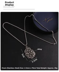 Détail du collier pendentif crâne style punk avec crânes en alliage et chaîne en acier