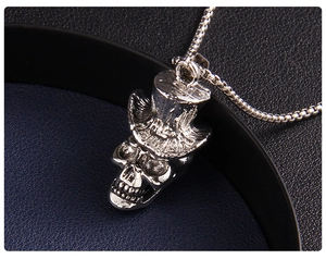 Détail macro d'un pendentif tête de mort vintage avec chapeau et chaîne à mailles
