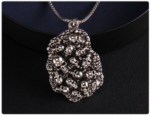 Vue détaillée d'un pendentif punk gothique avec texture de crânes superposés