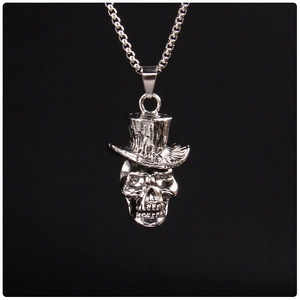Détail du pendentif crâne avec chapeau haut de forme et finition argentée antique