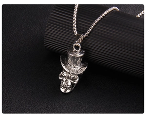 Vue macro détaillée d'un pendentif tête de mort vintage en acier avec chapeau haut de forme