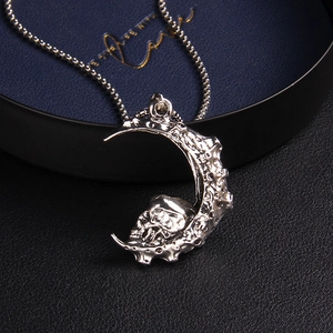 Collier lune gothique en argent avec pendentif crâne réaliste et chaîne à billes