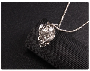 Vue macro d'un pendentif crâne avec chapeau de paille et texture vintage oxydée