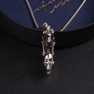 Collier pendentif tête de mort gothique en argent antique avec détails osseux