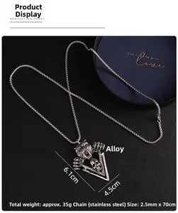 Vue macro du pendentif tête de tigre et crâne avec dimensions de la chaîne en acier