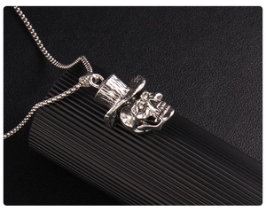 Détail macro du pendentif crâne gothique avec chapeau et texture argentée vieillie