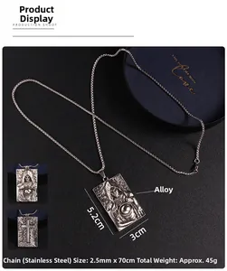 Gros plan d'un pendentif gothique en argent vieilli avec figure à capuche sur cuir noir