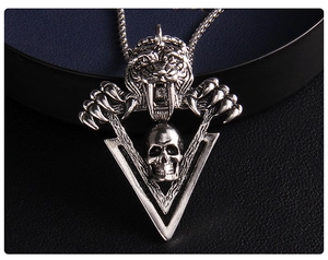 Macro d'un pendentif gothique tigre et crâne sur cuir noir, en acier inoxydable robuste