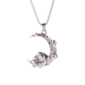 Collier pendentif lune croissante et crâne gothique punk avec texture métallique