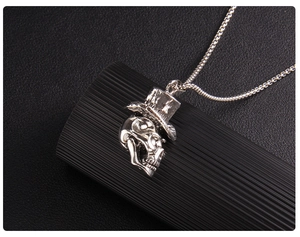 Détail du pendentif crâne gothique avec chapeau haut de forme sur chaîne acier