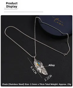 Détail du pendentif plume œil maléfique mesurant 6,6x2,2cm avec chaîne de 70cm de long