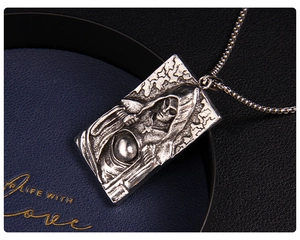 Vue détaillée du pendentif gothique en argent vieilli avec prêtre à capuche sur chaîne box