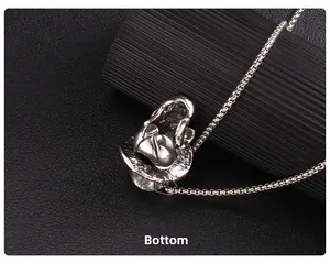 Macro du dessous du pendentif crâne argenté montrant les détails de texture brossée