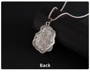 Vue détaillée de l'arrière du collier punk avec textures de flammes embossées