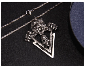 Vue détaillée du pendentif tête de tigre et crâne style punk sur cuir noir texturé