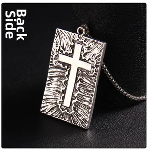 Détail du pendentif croix gothique vintage avec texture radiante et chaîne box
