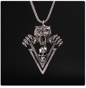 Détail du pendentif griffe de tigre et crâne en argent vintage avec chaîne box