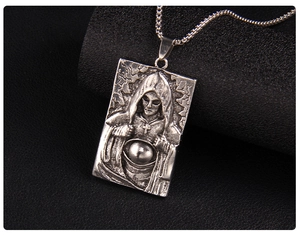 Détail du pendentif gothique en acier inoxydable avec gravure de sorcier et croix