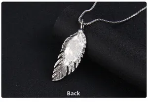 Vue arrière détaillée du pendentif plume en argent montrant la texture du métal