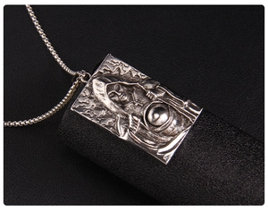 Détail du pendentif gothique en argent avec relief de faucheuse sur une chaîne box