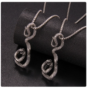 Détail macro du pendentif cobra argenté avec des écailles et des textures réalistes