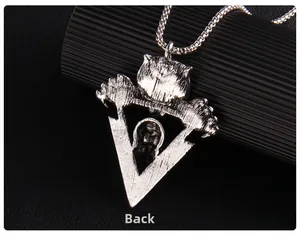 Vue détaillée du dos du pendentif tête de tigre en argent vintage aux motifs gravés
