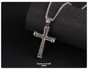 Vista macro della collana a croce argento vintage con trama incisa e design uguale sui due lati