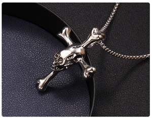 Dettaglio macro della collana gotica con teschio e finitura in argento antico