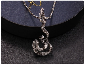 Gros plan détaillé du pendentif serpent en argent vieilli avec texture d'écailles réalistes
