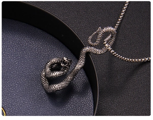 Vue macro d'un pendentif serpent réaliste avec écailles détaillées et fini punk vintage