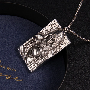 Collier gothique en acier inoxydable avec pendentif sorcière en relief pour hommes