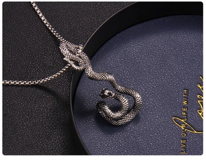 Vue détaillée du pendentif serpent gothique avec une texture d'écailles complexe