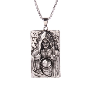 Collier gothique en acier inoxydable avec pendentif relief d'un personnage mystérieux