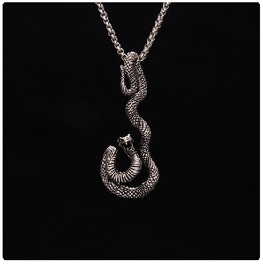 Gros plan détaillé du pendentif serpent vintage avec textures d'écailles en noir argenté
