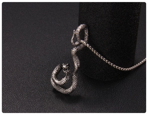 Gros plan du collier serpent en argent vintage avec détails d'écailles au style punk