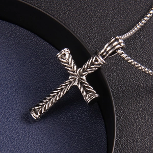 Collana con ciondolo a croce a righe in acciaio inossidabile vintage con catena a scatola