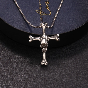 Collana con ciondolo a croce con teschio gotico in argento vintage con catenina
