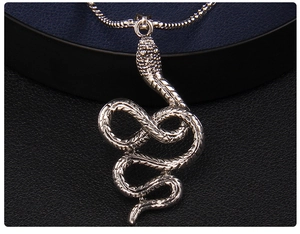 Vue détaillée du pendentif serpent argenté aux écailles ciselées et style punk chic