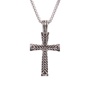 Collana a croce vintage in acciaio inossidabile con texture intrecciata su sfondo bianco