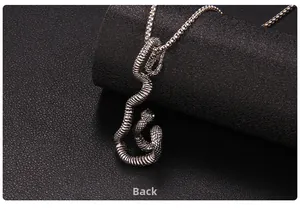 Détail de l'arrière du pendentif serpent argenté avec chaîne à billes punk