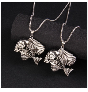Détail du pendentif crâne d'arête de poisson punk argenté vintage avec chaîne texturée