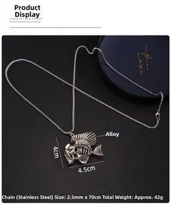 Détail du pendentif gothique arête de poisson 4,5x4cm avec sa chaîne en acier de 70cm
