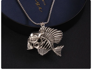 Vue macro du pendentif squelette de poisson en acier inoxydable argenté style punk
