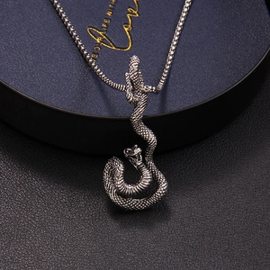 Collier avec pendentif serpent gothique argenté aux écailles détaillées sur écrin chic