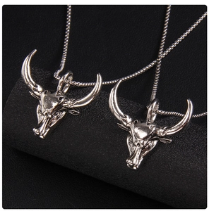 Gros plan macro de pendentifs tête de taureau en argent rétro avec gravures détaillées